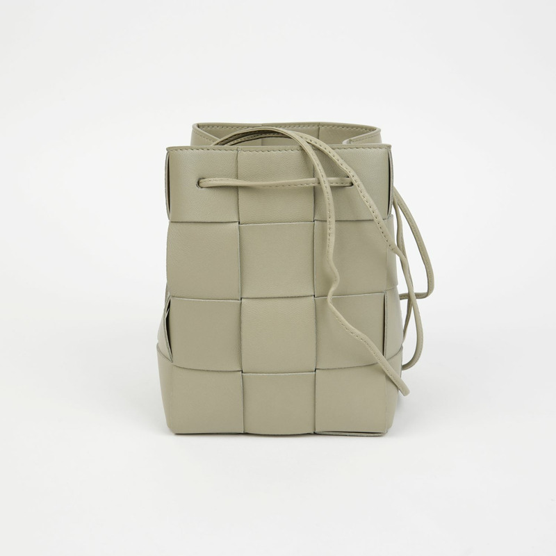 BOTTEGA VENETA 680218 卡附水桶小號肩斜背包-1