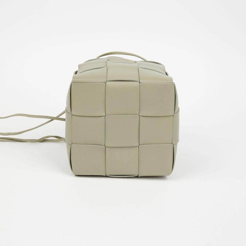 BOTTEGA VENETA 680218 卡附水桶小號肩斜背包-4