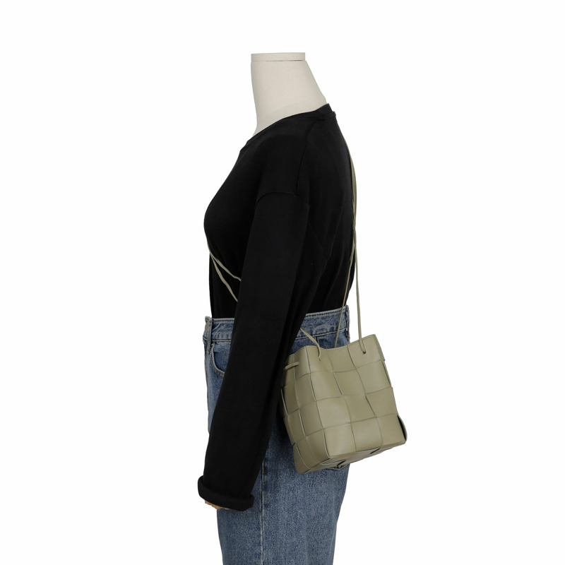 BOTTEGA VENETA 680218 卡附水桶小號肩斜背包-8