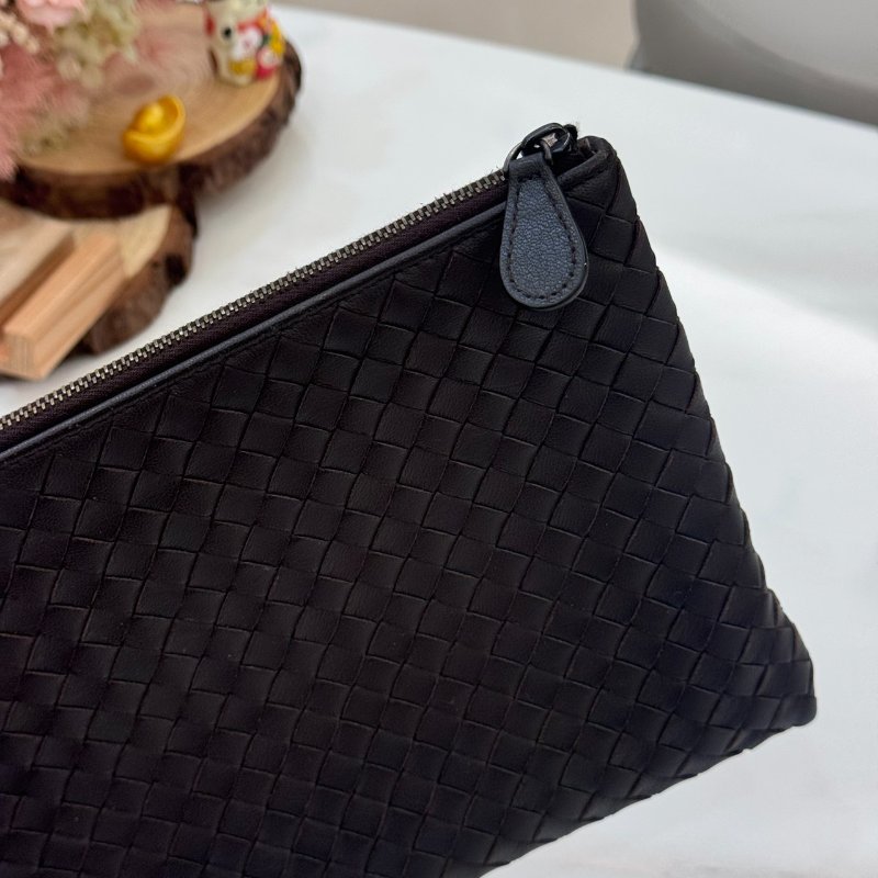 *SHIHNA名牌精品*Bottega Veneta Intrecciato 深咖啡色 經典編織羊皮拉鍊手拿-1