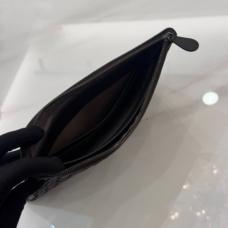 *SHIHNA名牌精品*Bottega Veneta Intrecciato 深咖啡色 經典編織羊皮拉鍊手拿-2