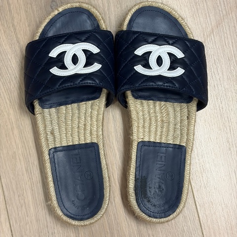 Chanel 藤編拖鞋