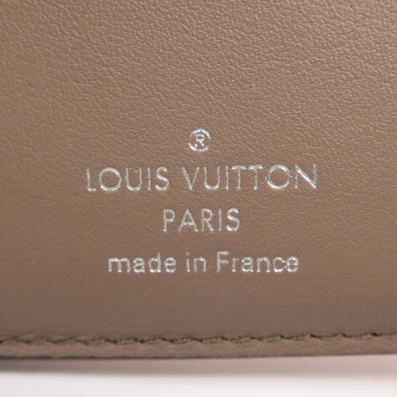 LOUIS VUITTON Taurillon皮革Capucines Compact銀扣錢包-5