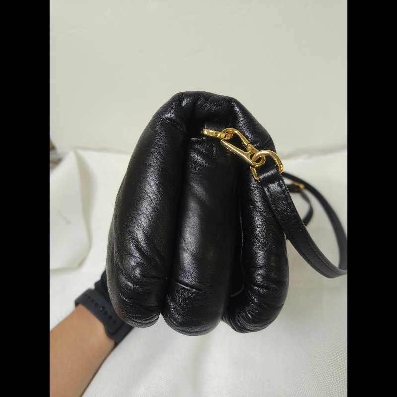 【8成新】㊣✨ LOEWE ✨羅威 黑色 小羊皮 黑金 療癒 枕頭包 雲朵包 手拿包 肩背包 斜背包 /二手包/二手精品🌳二手樹屋🌳-4