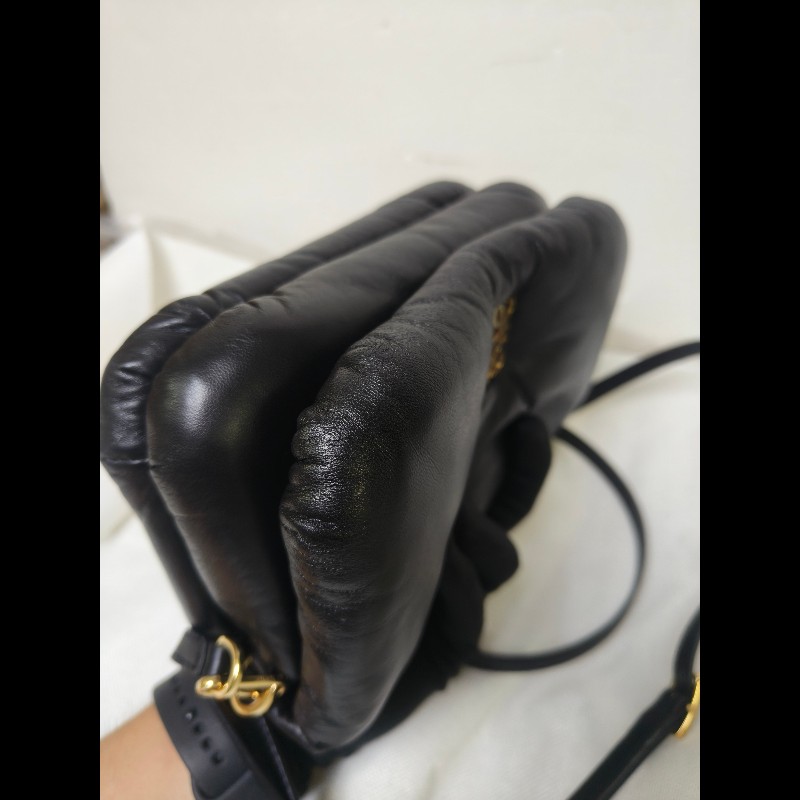 【8成新】㊣✨ LOEWE ✨羅威 黑色 小羊皮 黑金 療癒 枕頭包 雲朵包 手拿包 肩背包 斜背包 /二手包/二手精品🌳二手樹屋🌳-10