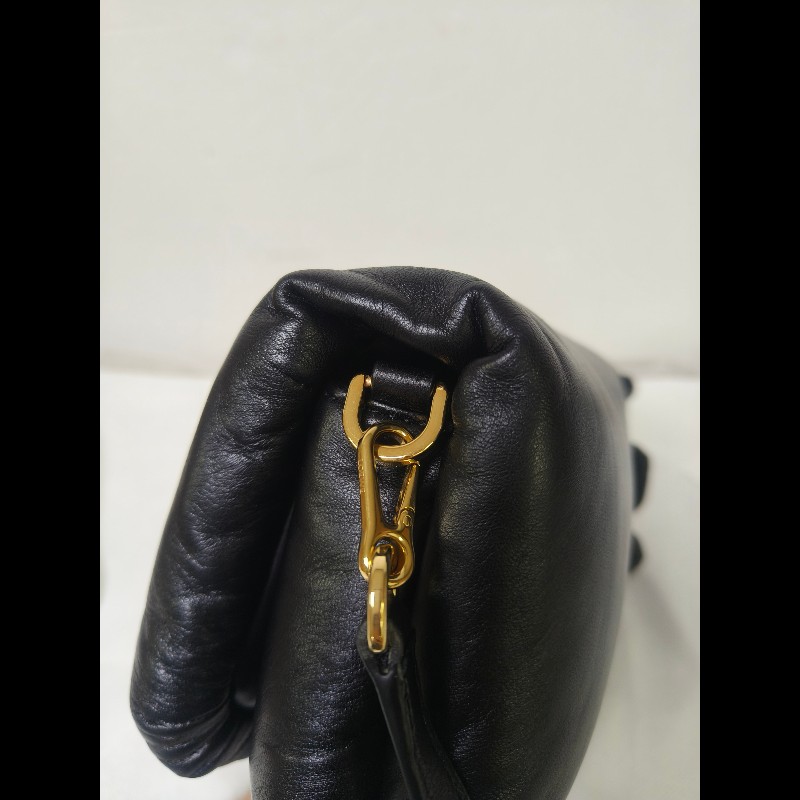 【8成新】㊣✨ LOEWE ✨羅威 黑色 小羊皮 黑金 療癒 枕頭包 雲朵包 手拿包 肩背包 斜背包 /二手包/二手精品🌳二手樹屋🌳-14