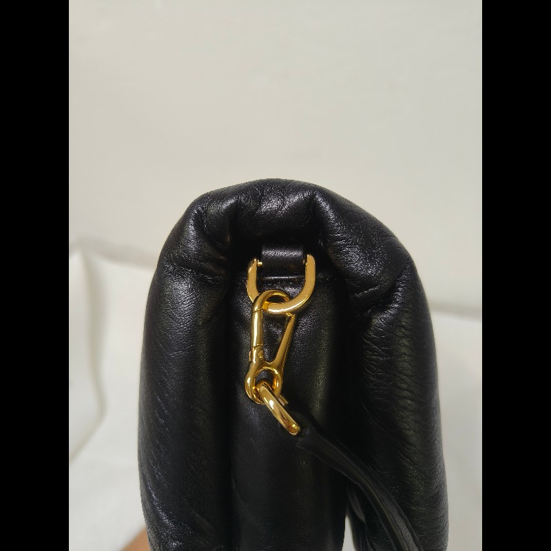 【8成新】㊣✨ LOEWE ✨羅威 黑色 小羊皮 黑金 療癒 枕頭包 雲朵包 手拿包 肩背包 斜背包 /二手包/二手精品🌳二手樹屋🌳-17