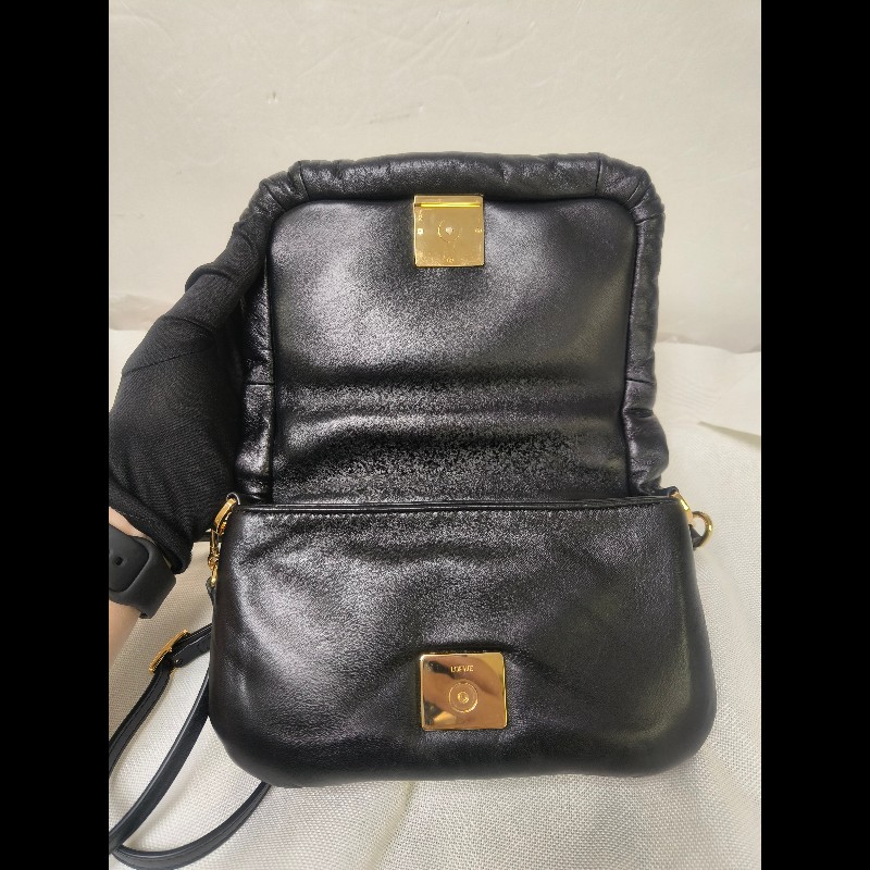 【8成新】㊣✨ LOEWE ✨羅威 黑色 小羊皮 黑金 療癒 枕頭包 雲朵包 手拿包 肩背包 斜背包 /二手包/二手精品🌳二手樹屋🌳-21