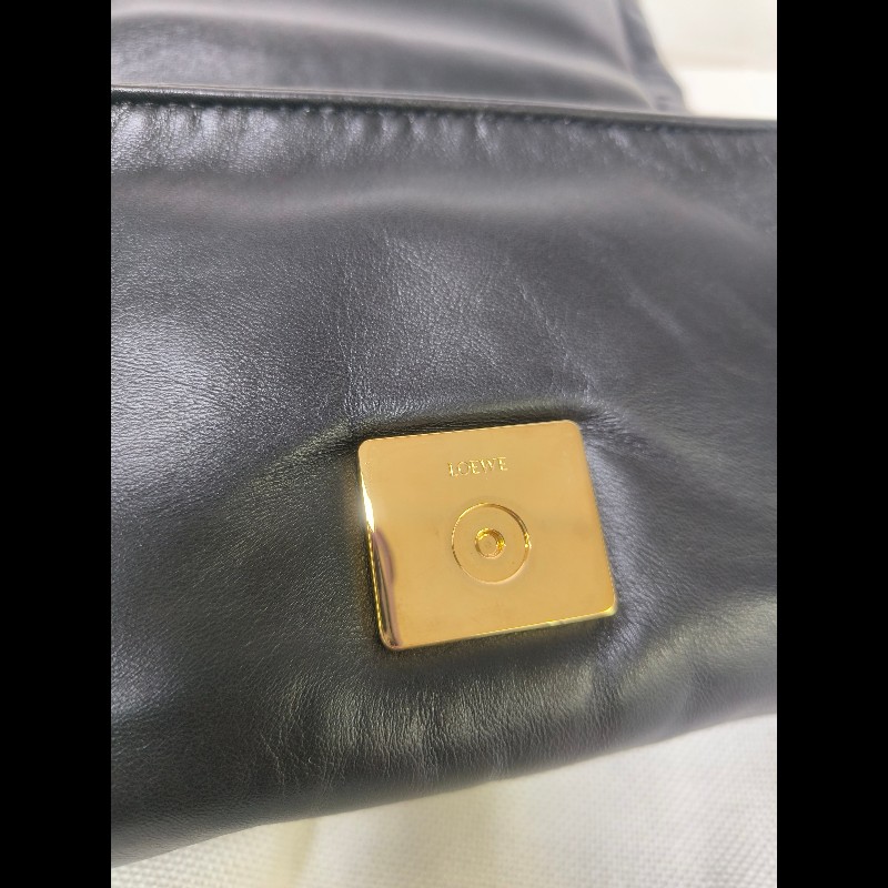 【8成新】㊣✨ LOEWE ✨羅威 黑色 小羊皮 黑金 療癒 枕頭包 雲朵包 手拿包 肩背包 斜背包 /二手包/二手精品🌳二手樹屋🌳-23