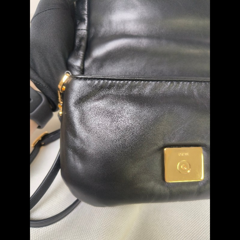 【8成新】㊣✨ LOEWE ✨羅威 黑色 小羊皮 黑金 療癒 枕頭包 雲朵包 手拿包 肩背包 斜背包 /二手包/二手精品🌳二手樹屋🌳-26