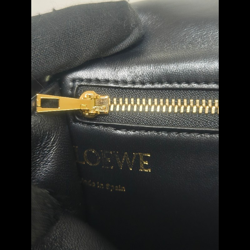 【8成新】㊣✨ LOEWE ✨羅威 黑色 小羊皮 黑金 療癒 枕頭包 雲朵包 手拿包 肩背包 斜背包 /二手包/二手精品🌳二手樹屋🌳-32