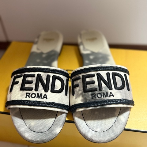 Fendi拖鞋
