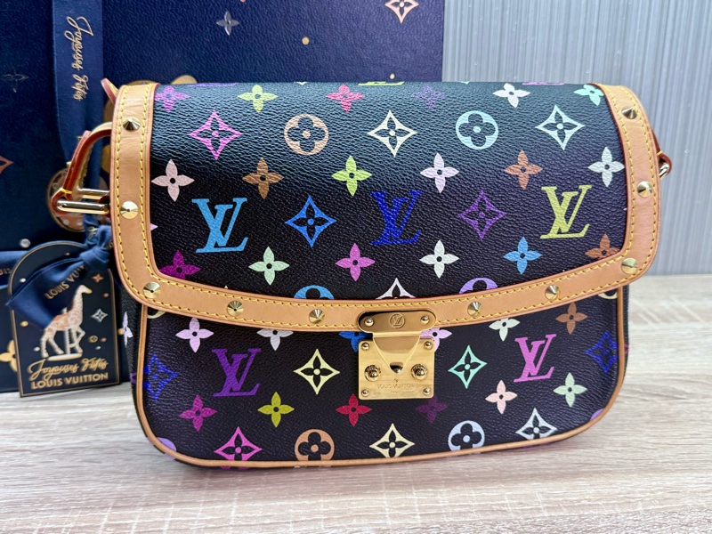 LV M92639 超新限量絕版停產村上隆聯名黑彩肩背斜背郵差包-1