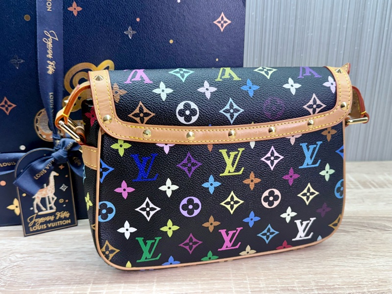 LV M92639 超新限量絕版停產村上隆聯名黑彩肩背斜背郵差包-4