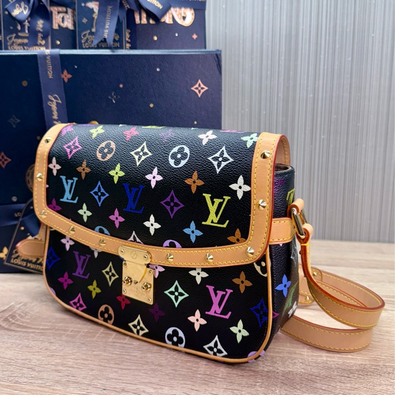 LV M92639 超新限量絕版停產村上隆聯名黑彩肩背斜背郵差包-10