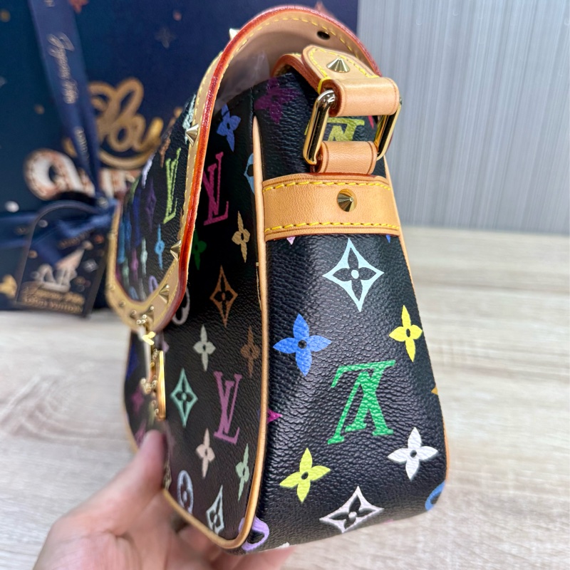 LV M92639 超新限量絕版停產村上隆聯名黑彩肩背斜背郵差包-11