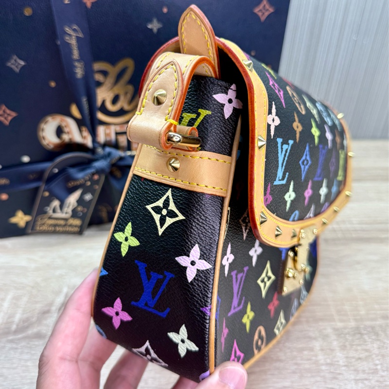 LV M92639 超新限量絕版停產村上隆聯名黑彩肩背斜背郵差包-12