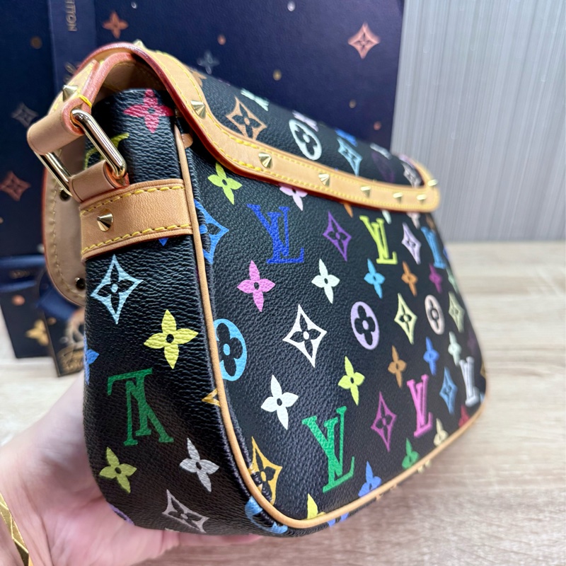 LV M92639 超新限量絕版停產村上隆聯名黑彩肩背斜背郵差包-15