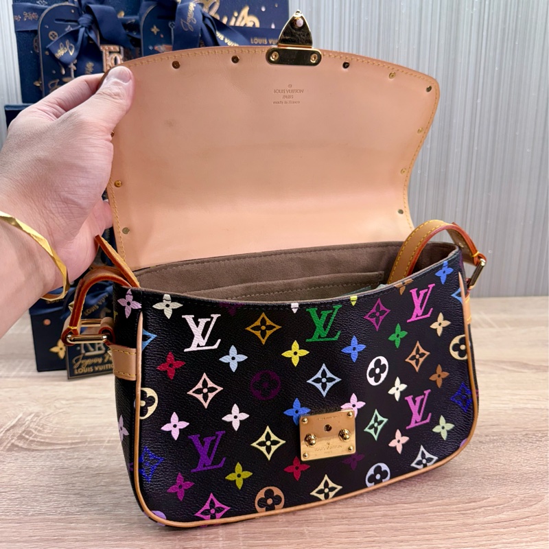 LV M92639 超新限量絕版停產村上隆聯名黑彩肩背斜背郵差包-18