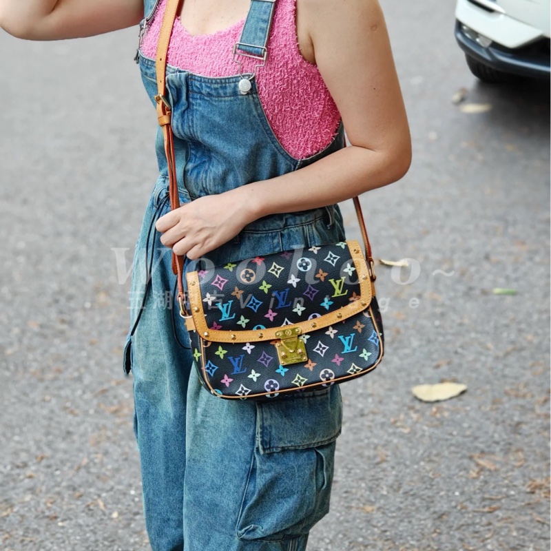 LV M92639 超新限量絕版停產村上隆聯名黑彩肩背斜背郵差包-30