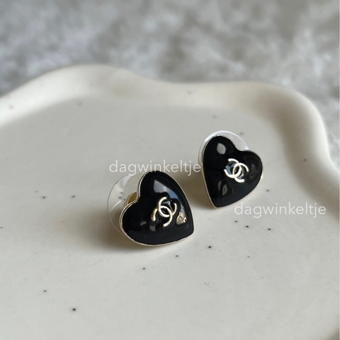 ｛ 歐洲現貨 ｝香奈兒黑色愛心琺瑯耳環