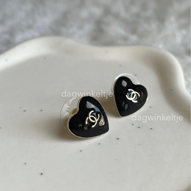 ｛ 歐洲現貨 ｝香奈兒黑色愛心琺瑯耳環-0