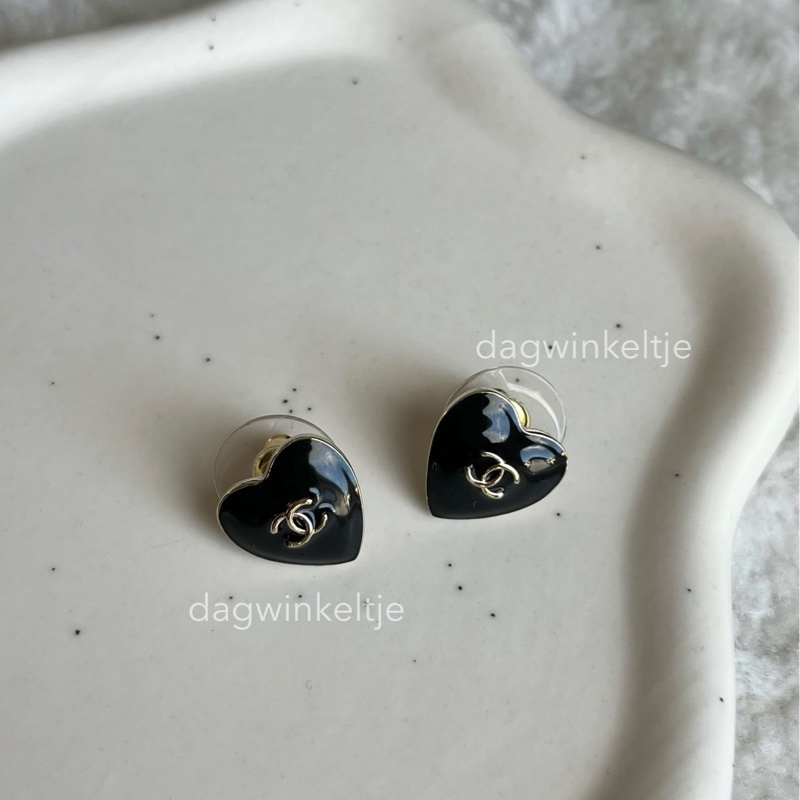 ｛ 歐洲現貨 ｝香奈兒黑色愛心琺瑯耳環-1