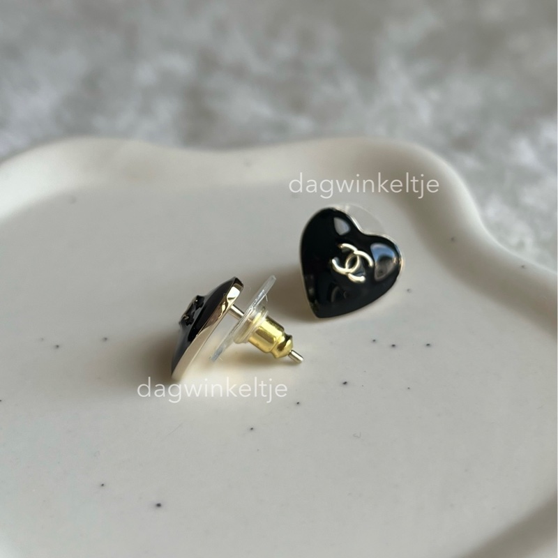 ｛ 歐洲現貨 ｝香奈兒黑色愛心琺瑯耳環-2