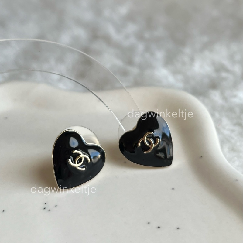 ｛ 歐洲現貨 ｝香奈兒黑色愛心琺瑯耳環-3