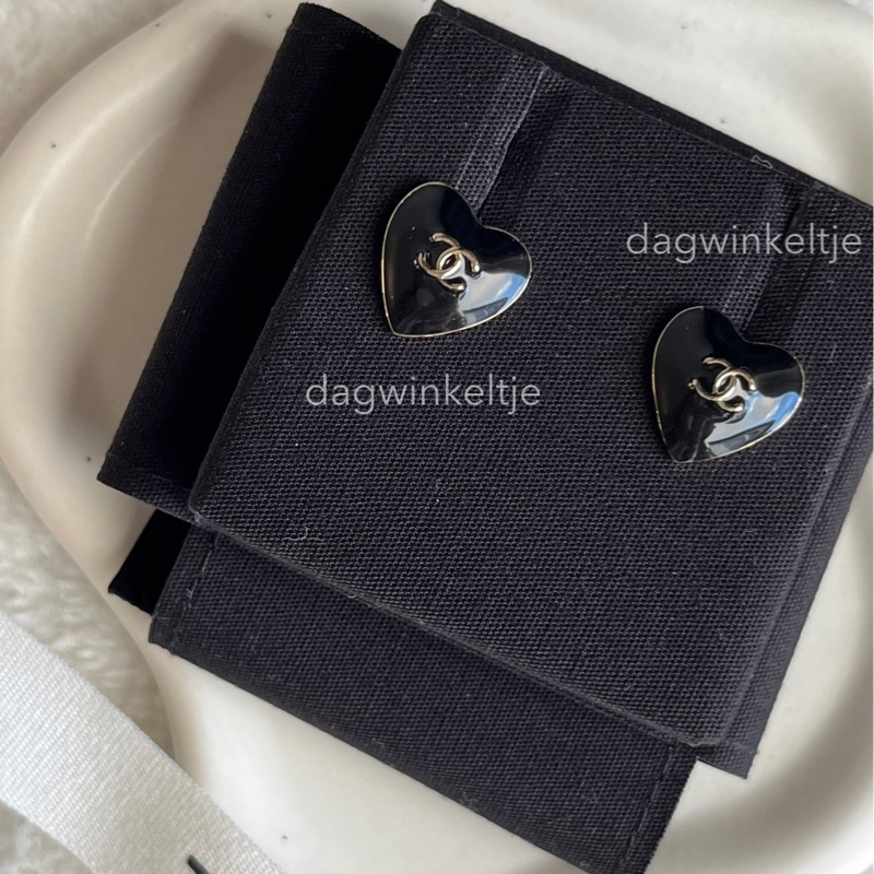 ｛ 歐洲現貨 ｝香奈兒黑色愛心琺瑯耳環-4