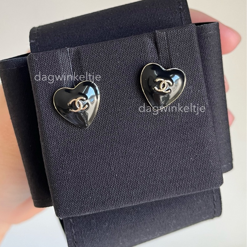 ｛ 歐洲現貨 ｝香奈兒黑色愛心琺瑯耳環-5
