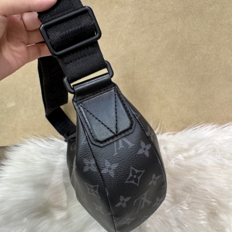 LV Hamac PM 黑老花彎月斜背包 晶片款-2