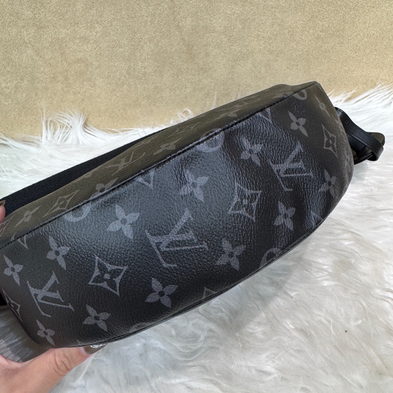 LV Hamac PM 黑老花彎月斜背包 晶片款-4