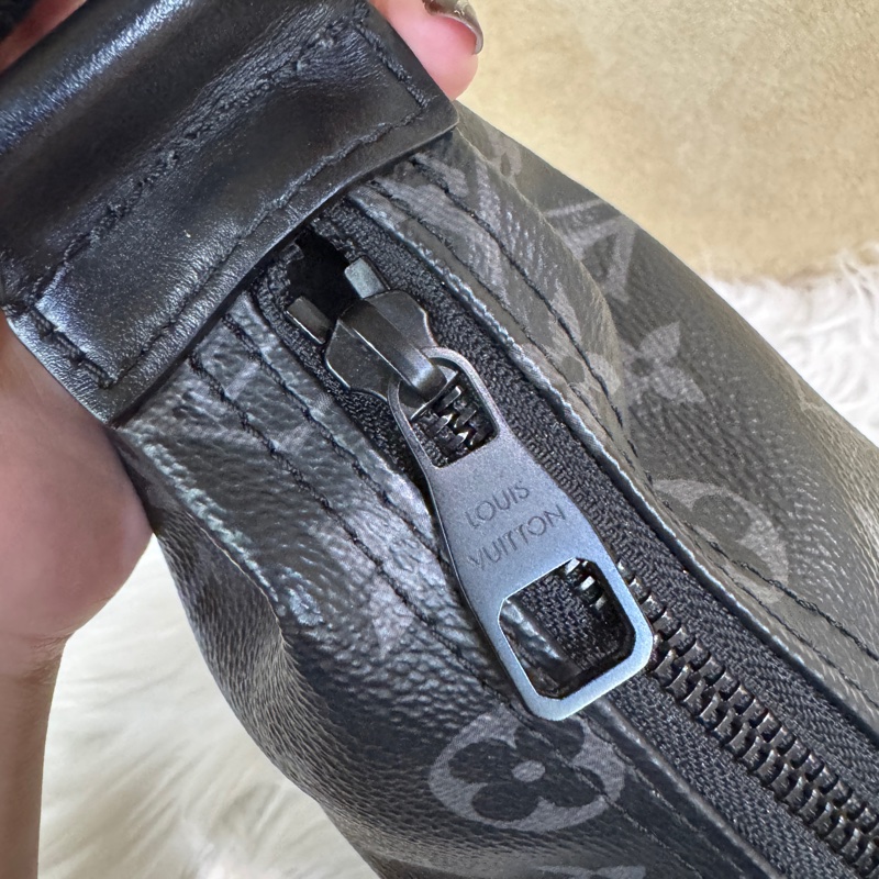 LV Hamac PM 黑老花彎月斜背包 晶片款-5