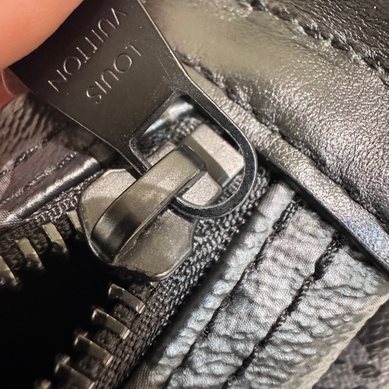 LV Hamac PM 黑老花彎月斜背包 晶片款-7