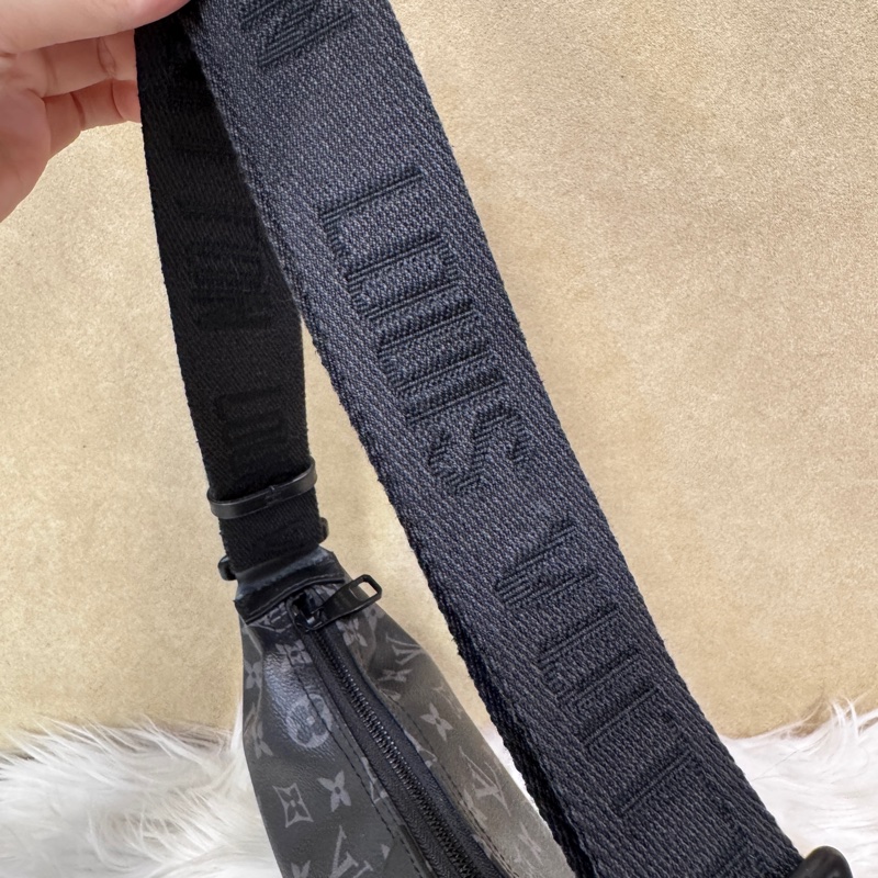 LV Hamac PM 黑老花彎月斜背包 晶片款-10