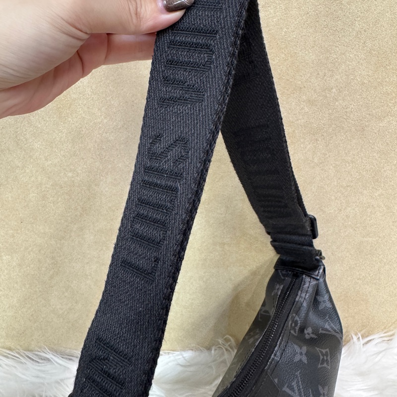 LV Hamac PM 黑老花彎月斜背包 晶片款-11