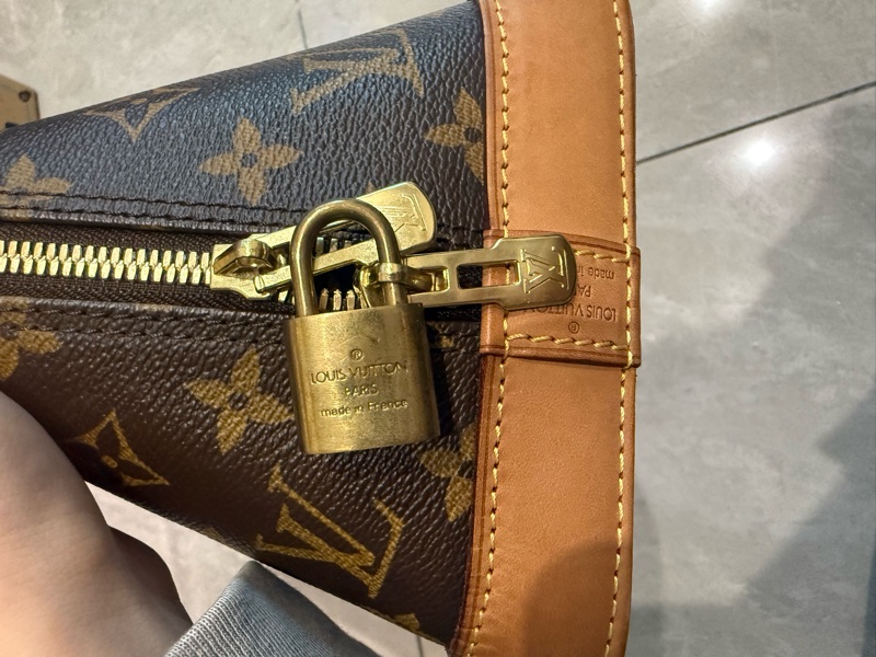 Louis Vuitton老花貝殼手拿包（無背帶）《贈一條Celine方巾》-6