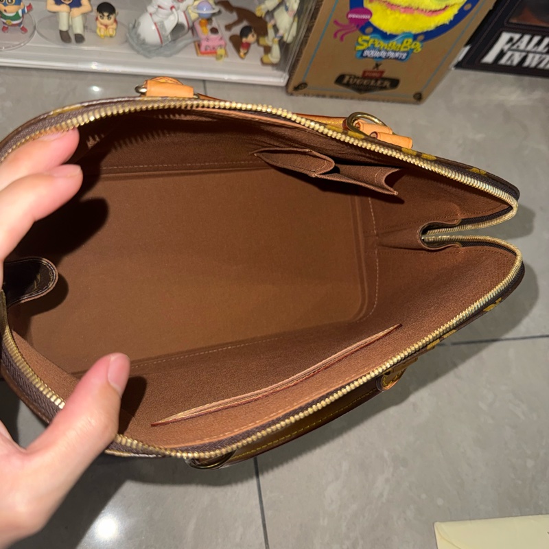 Louis Vuitton老花貝殼手拿包（無背帶）《贈一條Celine方巾》-9