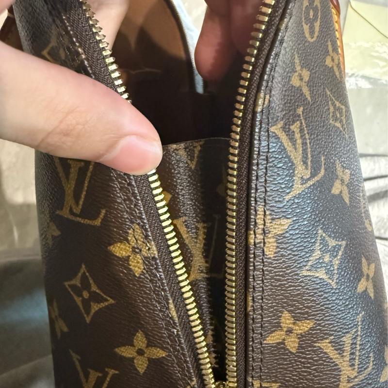 Louis Vuitton老花貝殼手拿包（無背帶）《贈一條Celine方巾》-12