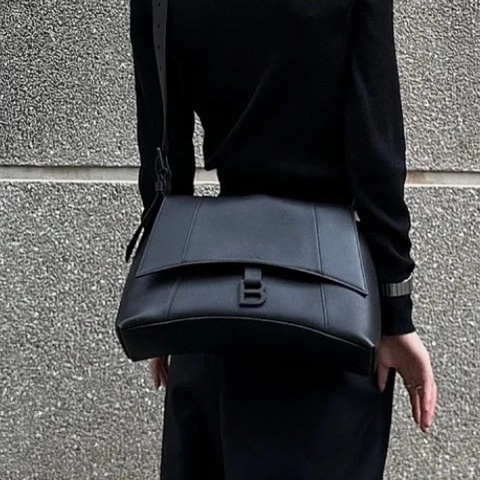 帥度爆表🕶️Balenciaga全黑downtown單肩斜挎沙漏包