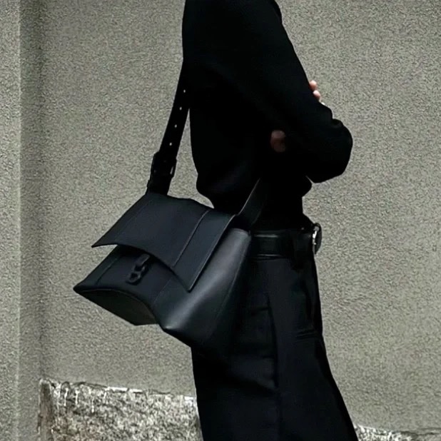 帥度爆表🕶️Balenciaga全黑downtown單肩斜挎沙漏包-1