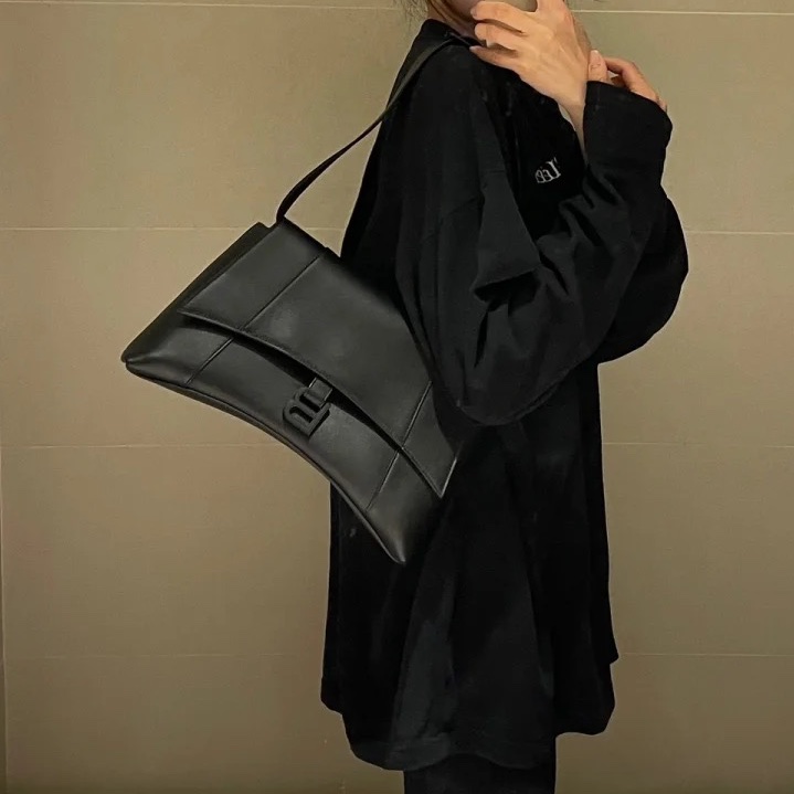 帥度爆表🕶️Balenciaga全黑downtown單肩斜挎沙漏包-3