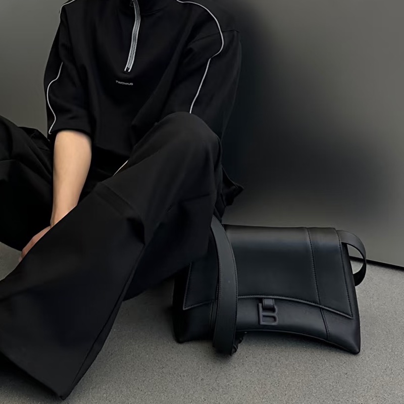 帥度爆表🕶️Balenciaga全黑downtown單肩斜挎沙漏包-4