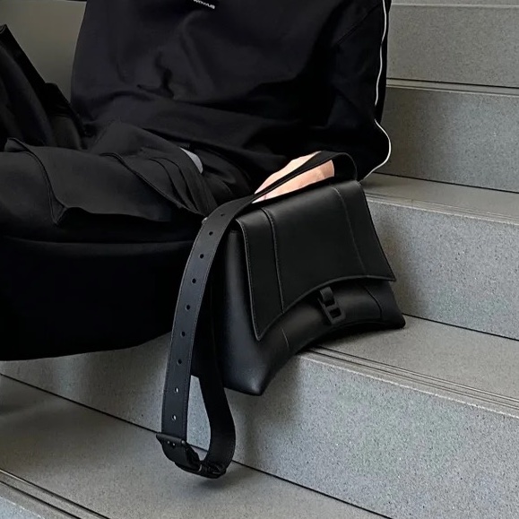 帥度爆表🕶️Balenciaga全黑downtown單肩斜挎沙漏包-5