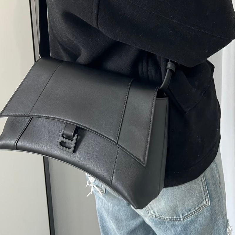 帥度爆表🕶️Balenciaga全黑downtown單肩斜挎沙漏包-7