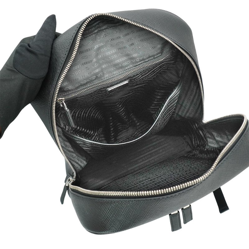 Prada Saffiano皮革琺瑯金屬標誌後背包(2VZ102-黑)-4