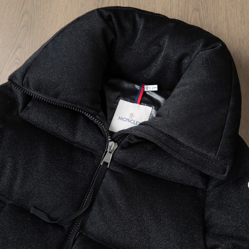 ❤️ MONCLER 獨特帶細閃面料 黑色羽絨外套-1