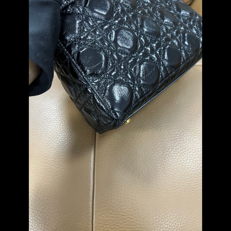 Dior lady dior 限定款四格徽章油蠟牛皮戴妃包-11