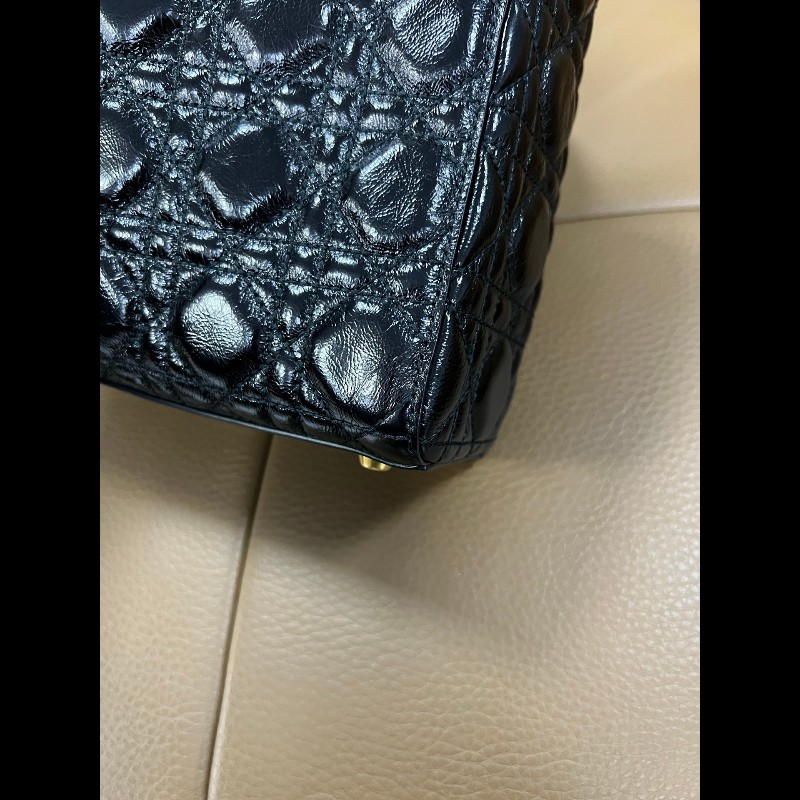 Dior lady dior 限定款四格徽章油蠟牛皮戴妃包-12